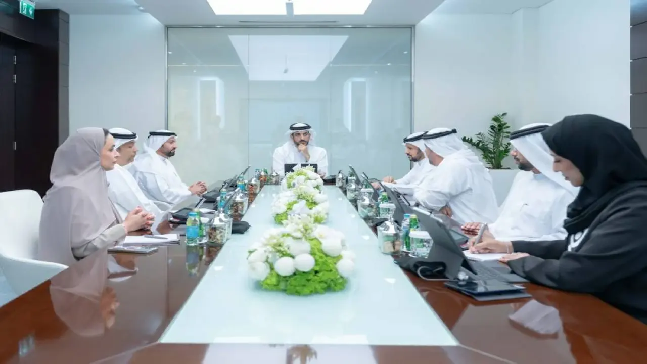 سلطان بن أحمد يؤكد التزامه بتعزيز الإعلام والتكامل المؤسسي